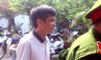 Bị cáo Nguyễn Đình Lê được dẫn giải tới phòng xử.