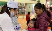 Trẻ 'sợ hãi' khi lấy máu xét nghiệm tại chỗ. Ảnh: Nguyễn Hà