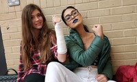 Nữ bác sĩ đi thi Miss World giải cứu cho đối thủ bị gãy xương cổ tay