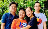 Vợ chồng ca sĩ Tấn Minh - Thu Huyền cùng 2 con.