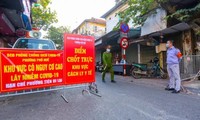 Trên phố Nguyễn Công Trứ, nhiều con ngõ bị phong toả tạm thời