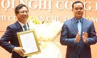 Ông Nguyễn Đình Khang Chủ tịch Tổng Liên đoàn Lao động Việt Nam Việt Nam trao quyết định công nhận ông Vũ Anh Đức làm Chủ tịch Hội đồng trường Trường ĐH Tôn Đức Thắng