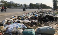 Hàng loạt &apos;bãi rác&apos; tự phát gây ô nhiễm đường phố Hà Nội