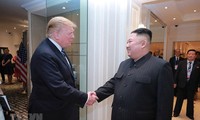 Chủ tịch Triều Tiên Kim Jong-un (phải) và Tổng thống Mỹ Donald Trump tại Hội nghị thượng đỉnh Mỹ-Triều lần thứ hai ở Hà Nội, ngày 28/2. (Nguồn: AFP/TTXVN)