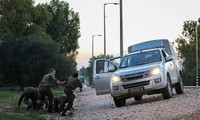 Lính Israel trốn xuống vệ đường khi rockets từ Gaza dội xuống.