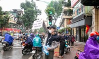 Khắc Việt mua 30.000 khẩu trang, đội mưa đứng phát cho người dân đi đường