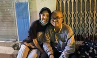 Tiểu Vy, Lương Thùy Linh giản dị đi xe máy trao quà Tết cho người vô gia cư trong đêm 