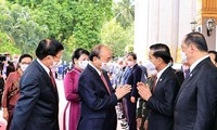 Tổng Bí thư, Chủ tịch nước Lào và Chủ tịch nước Nguyễn Xuân Phúc trong lễ đón. (Ảnh: Mofa)