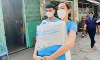 Hoa hậu Thuỳ Tiên giản dị trong chuyến từ thiện đầu tiên sau khi về nước