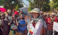 Hoa hậu Thuỳ Tiên được người dân Angola vây quanh hò reo khi mang nước sạch về bản nghèo châu Phi