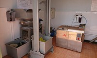 Hệ thống xử lý rác thải rắn y tế trong cùng 1 khoang xử lý (dấu x) và máy nghiền rác độc lập do Trung Quốc sản xuất tại các cơ sở y tế ở Đắk Nông
