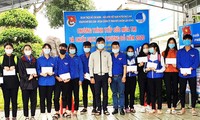 Huyện Đoàn Bảo Lâm trao học bổng cho thí sinh nghèo. 