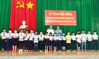 Hội Khuyến học tỉnh Lâm Đồng tro học bổng cho học sinh nghèo