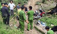 Lực lượng chức năng điều tra tại hiện trường vụ phá rừng.
