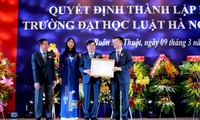Bộ trưởng Bộ Tư pháp Lê Thành Long (bên phải) trao Quyết định thành lập phân hiệu ĐH Luật Hà Nội tại Đắk Lắk.