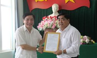 Ông Bùi Văn Cường (bên trái) trao quyết định cho ông Võ Ngọc Tuyên giữ chức vụ Bí thư Huyện ủy Lắk