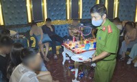 Công an kiểm tra nhóm thanh niên mở tiệc ma túy tại quán karaoke