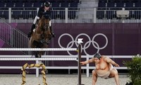 Ngựa đua Olympic giật mình vì tượng võ sĩ sumo trên đường chạy Olympic