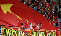 Nghĩa tình CĐV Việt Nam trên đất Singapore ở trận đấu ra quân AFF Cup 2020