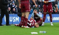 Bắt khẩn cấp CĐV tấn công cầu thủ Aston Villa trong trận gặp Everton