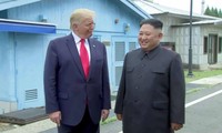 Ông Trump trở thành tổng thống Mỹ đầu tiên đặt chân lên đất Triều Tiên