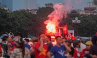 Pháo sáng xuất hiện ở sân Mỹ Đình trước trận Việt Nam vs Malaysia
