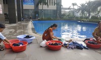 Thiếu nước sông Đà, dân chung cư Hà Nội ra bể bơi giặt giũ