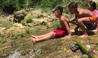 Nín thở xem trẻ em vùng cao trượt thác nước mạo hiểm giữa hè nắng nóng