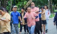 Trẻ khuyết tật chạy thi marathon cùng hàng trăm thanh niên thủ đô