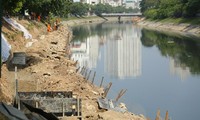 Công trường xây dựng cống thu gom nước thải &apos;khủng&apos; bao quanh sông Tô Lịch