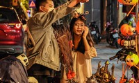 Giới trẻ Hà thành rủ nhau lên phố Hàng Mã lung linh sắc màu dịp Halloween
