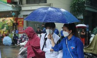 Sĩ tử Hà Nội đến trường thi môn Toán dưới cơn mưa tầm tã