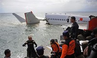 Lực lượng cứu hộ làm nhiệm vụ tại hiện trường một vụ rơi máy bay Boeing 737 của Hãng hàng không Lion Air ở gần Denpasar, Indonesia ngày 14/5/2013. (Nguồn: AFP/TTXVN)