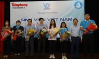 Nhà báo Phùng Công Sưởng, Phó Tổng Biên tập báo Tiền Phong đại diện báo Tiền Phong tặng hoa các vị đại biểu dự buổi Toạ đàm trực tuyến. Ảnh: Như Ý