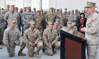 Tướng James Mattis nói chuyện với lính thủy đánh bộ Mỹ ngày 25/12/2011 ở Afghanistan. Ảnh: Bộ Quốc phòng Mỹ.