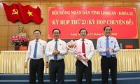 Ông Nguyễn Văn Út (người cầm hoa) được bầu giữ chức Chủ tịch UBND tỉnh Long An, nhiệm kỳ 2016-2021. Ảnh: TTXVN
