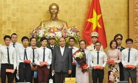 Thủ tướng Nguyễn Xuân Phúc chụp ảnh lưu niệm cùng các Gương mặt trẻ Việt Nam tiêu biểu và triển vọng năm 2019. Ảnh: Xuân Tùng