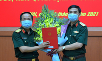 Thượng tướng Phan Văn Giang (bên phải) trao Quyết định bổ nhiệm cho Trung tướng Trịnh Văn Quyết. 