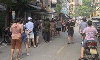 Người dân Hà Nội ùn ùn xin giấy đi đường sau cách ly tại phường Chương Dương