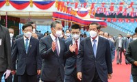 Thủ tướng Campuchia Hun Sen (phải) và Ngoại trưởng Trung Quốc Vương Nghị (thứ hai từ bên trái) tại lễ bàn giao sân vận động ở Phnom Penh hôm 12/9. Ảnh: Xinhua