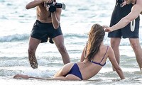 Alessandra Ambrosio thả dáng chụp ảnh sexy trên biển với áo tắm nhỏ xíu