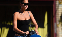 Sau tin hẹn hò Kanye West, Irina Shayk mặc bodysuit, quần tụt trên phố