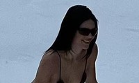 ‘Siêu mẫu đắt giá nhất thế giới’ diện bikini tí hon nô đùa trên nền tuyết