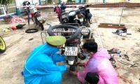 Các chiến sĩ Công an huyện Ngọc Hồi, Kon Tum sửa xe giúp người dân từ phía Nam về quê qua địa bàn