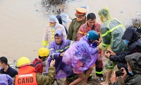 Lực lượng chức năng tỉnh Gia Lai di dời người dân bị mắc kẹt do ngập nước đến nơi an toàn