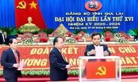 Đoàn Chủ tịch Đại hội bỏ phiếu bầu Ban Chấp hành Đảng bộ tỉnh Gia Lai lần thứ XVI. Ảnh: Đức Thuỵ