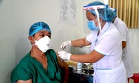 Cán bộ Bệnh viện Dã chiến tỉnh Gia Lai được tiêm vắc-xin phòng COVID-19.