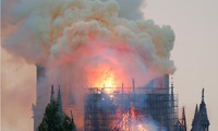 Thời khắc tháp chuông Nhà thờ Đức bà Paris đổ sập. Ảnh: Reuters