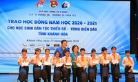Trao 220 suất học bổng Vừ A Dính cho học sinh tỉnh Khánh Hoà