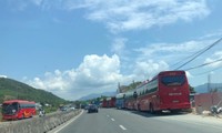 Xe khách du lịch đến Khánh Hoà dịp tháng 5/2021. Ảnh LỮ HỒ.